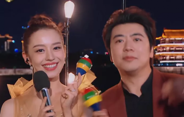 衛視中秋晚會明星造型:張碧晨人魚裙仙氣足,戚薇蓬蓬袖誇張 衛視中秋晚會明星造型:張碧晨人魚裙仙氣足,戚薇蓬蓬袖誇張