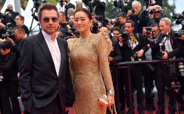 鞏俐的氣質很獨特,和老公出席活動,穿一身金色也不土 鞏俐的氣質很獨特,和老公出席活動,穿一身金色也不土