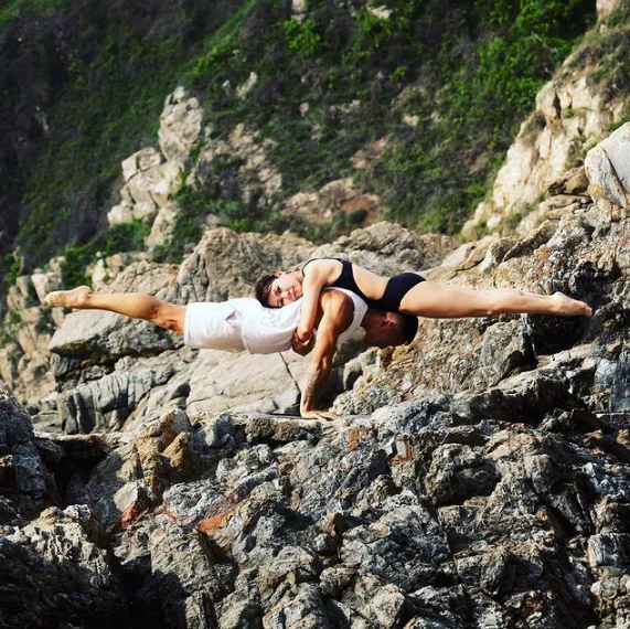 42歲呂麗君約型男做瑜伽,高難度動作看呆網友,這實力是什麼水平 42歲呂麗君約型男做瑜伽,高難度動作看呆網友,這實力是什麼水平