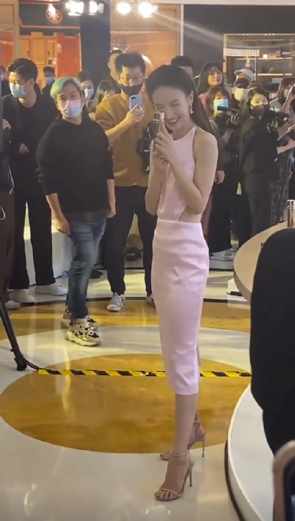 審美畸形！路人偶遇金晨瘦成紙片人，毫無美感，學學歐美多樣性吧