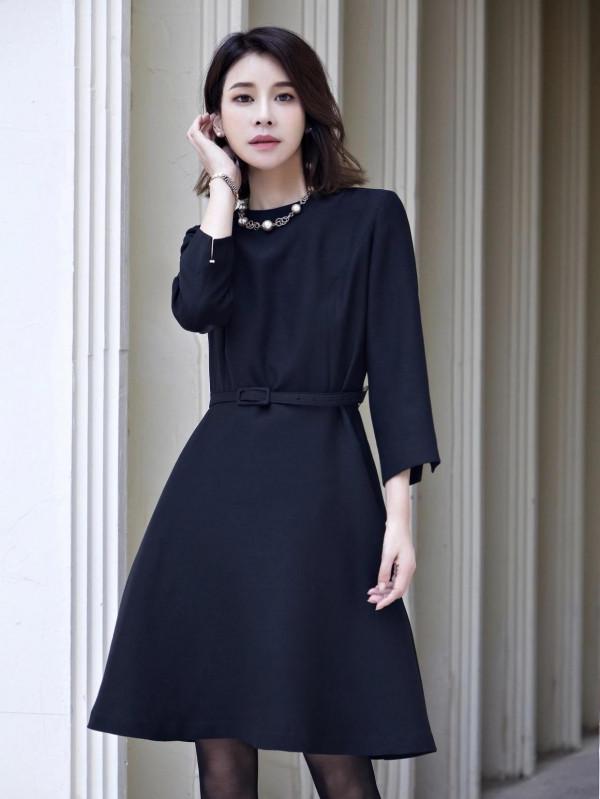 冬季穿搭沒頭緒？不妨試試這些純黑色連衣裙，時髦百搭不挑人