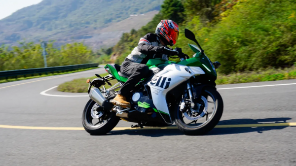 對新手很友好並不意味著平庸—貝納利龍捲風252R評測