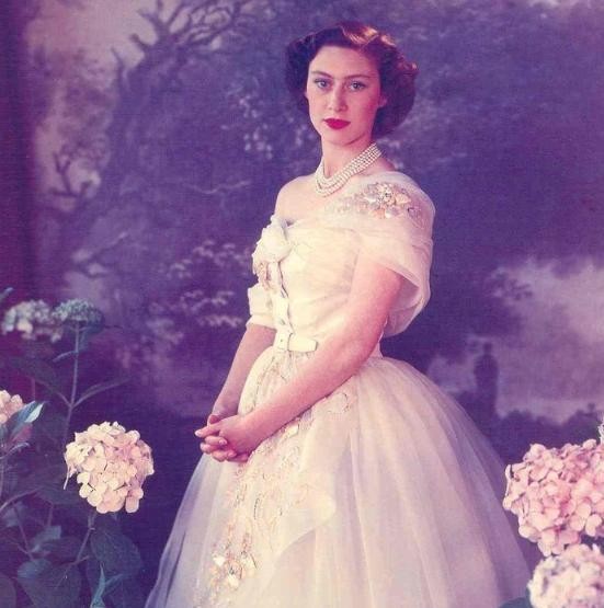 瑪格麗特從小比女王姐姐漂亮，40歲後面相刻薄俗氣，她經歷了什麼