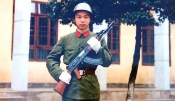 對越作戰結束後,我軍三稜刺刀被“禁用”了?其實是被淘汰了 對越作戰結束後,我軍三稜刺刀被“禁用”了?其實是被淘汰了