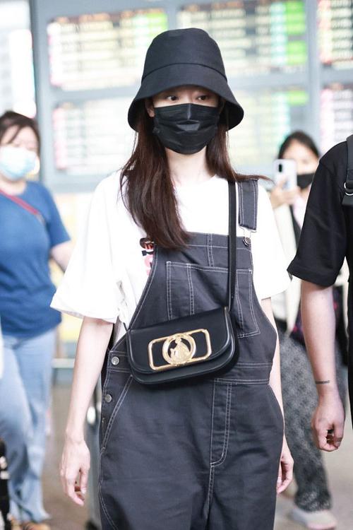 張小裴穿搭​吊帶褲氣質拿捏很到位，怎麼穿扣 方法很簡單