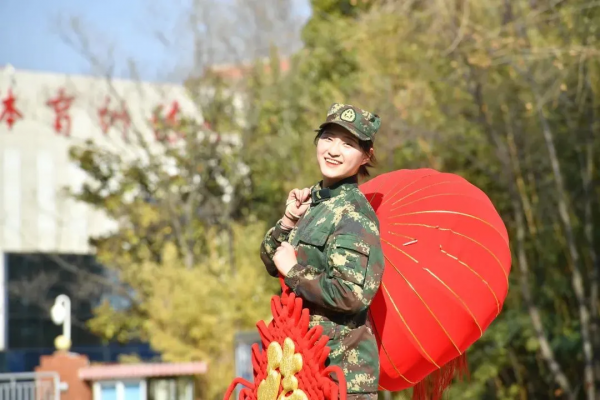 超多笑臉超多圖，快遞軍營年味濃又香！