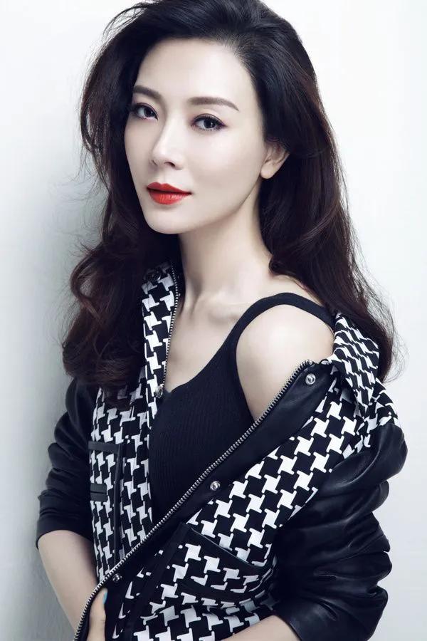 陳數：美麗大方，氣質優雅，盡顯女神魅力