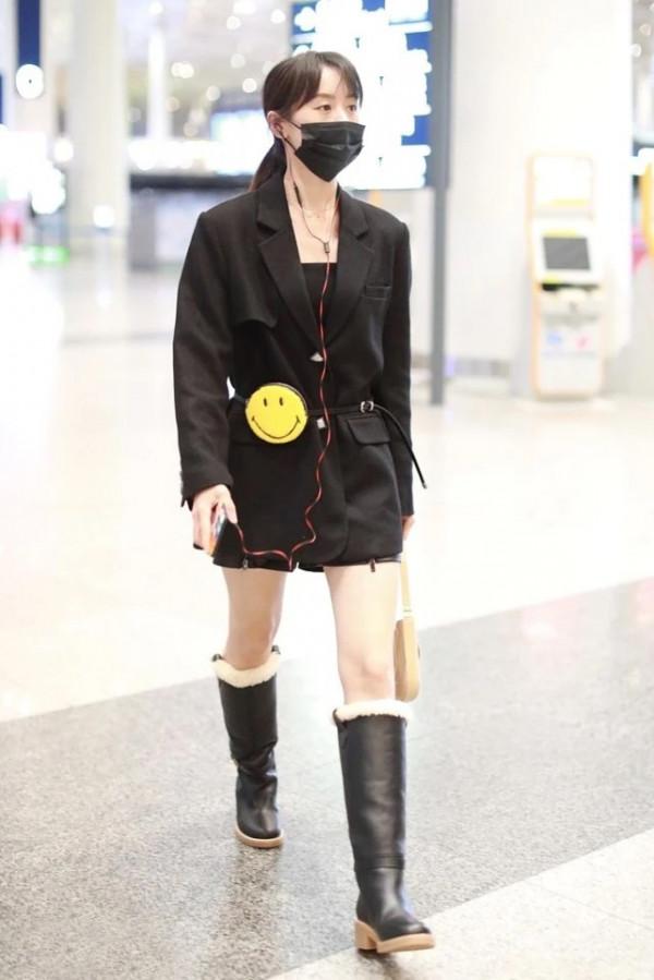 袁冰妍到底想什麼,短褲配羊羔毛皮靴還露腿,這造型有點摸不透 袁冰妍到底想什麼,短褲配羊羔毛皮靴還露腿,這造型有點摸不透