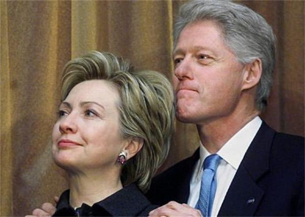 2005年，克林頓參加特朗普婚禮，和新郎新娘拍下一張親密合影