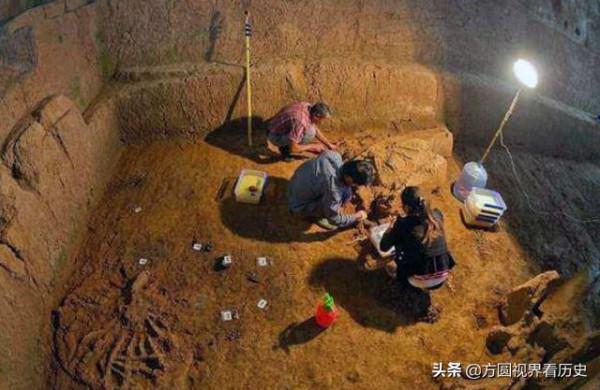 古墓中出土一把商代青銅劍，柄首有一個鈴鐺，是何創意？