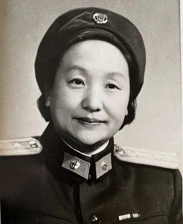 王樹聲愛上楊炬，找了三個媒人被兩位老總催婚，送她唯一一首詩