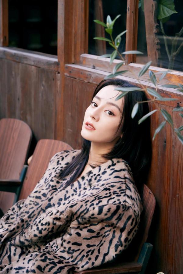 迪麗熱巴最新造型，豹紋矚目