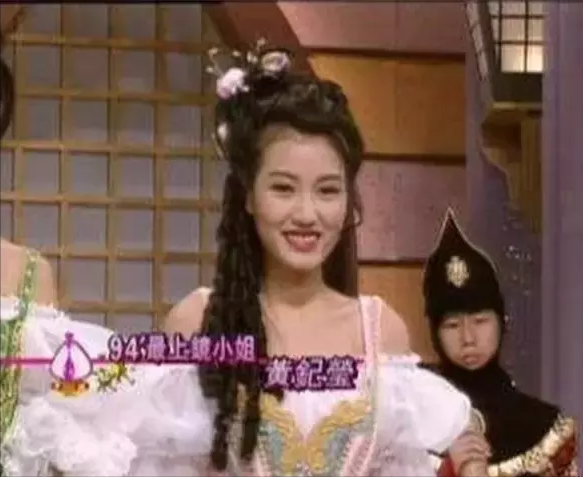 “夢姑”黃紀瑩參加聚會,穿著黑色衛衣五官精緻,46歲狀態不顯老 “夢姑”黃紀瑩參加聚會,穿著黑色衛衣五官精緻,46歲狀態不顯老