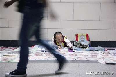 我身高70釐米，娶了個老婆跟人跑了，如今我靠剪紙養活女兒