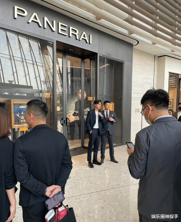 181cm李易峰現身某活動,穿內增高合影,比對方高出一點 181cm李易峰現身某活動,穿內增高合影,比對方高出一點