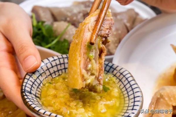 白切雞“骨中帶血”，吃了不拉肚子嗎？行話：斬開雞骨一線紅