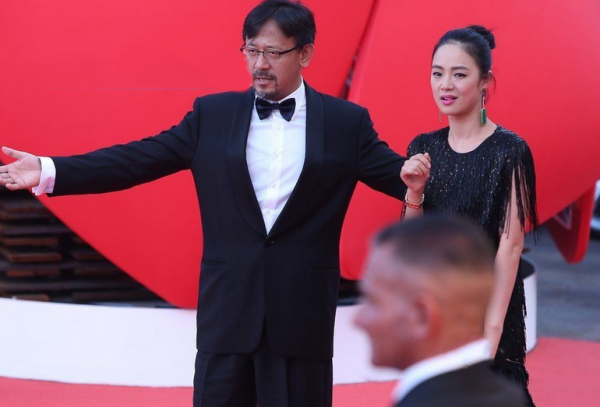 姜文的眼光真好，妻子周韻一襲黑色流蘇裙成熟優雅，氣質高階