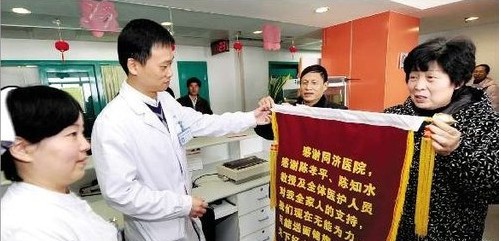 兒子身患先天疾病，24年後55歲母親為捐肝救子，半年暴走2110公里