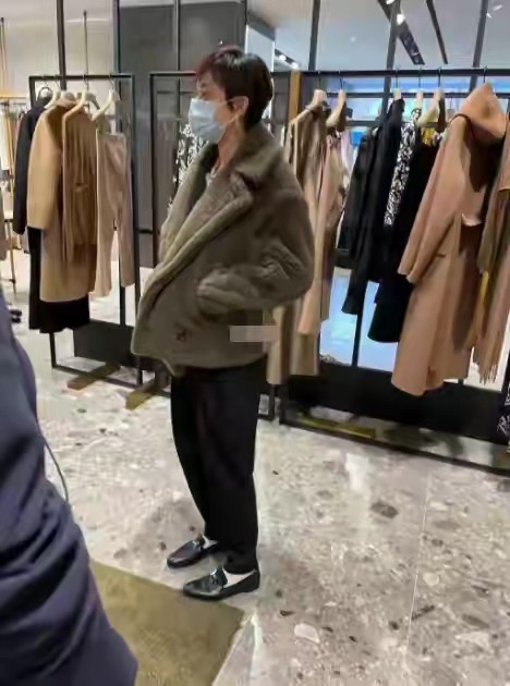 孫儷逛街被偶遇，三十多度穿貂有勇氣，不愧是養生達人