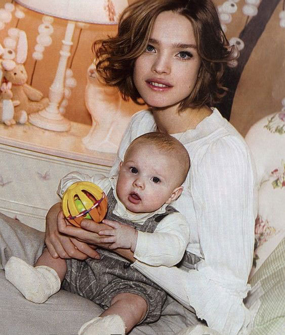 LV太子妃遙祝長子20歲生日，曬出純素顏同框照，母子好似同齡人