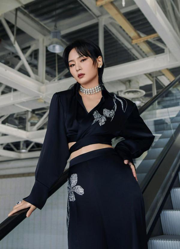 周筆暢亮相綜藝《你好星期六》換三套造型演繹新歌《歡迎光臨》