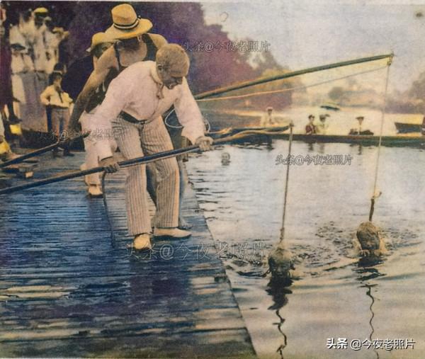 罕見照：小販給丘吉爾點雪茄，德軍與女友換裝，百年前的日本浴場