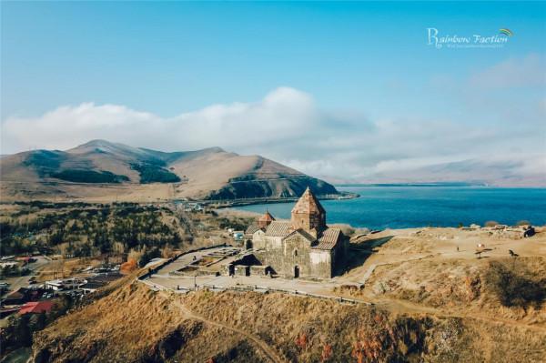 在亞美尼亞塞凡湖,邂逅一場浪漫美麗的婚禮 在亞美尼亞塞凡湖,邂逅一場浪漫美麗的婚禮