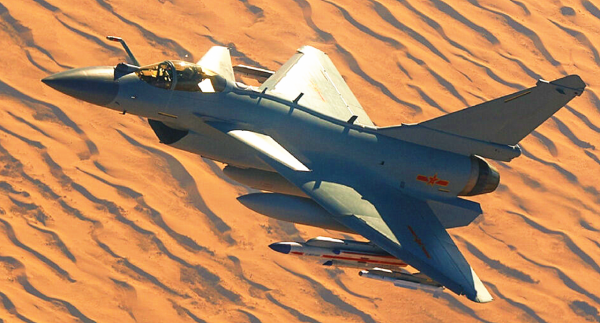 超大副油箱、增加內油和空中加油，盤點為增加殲10航程所做的嘗試