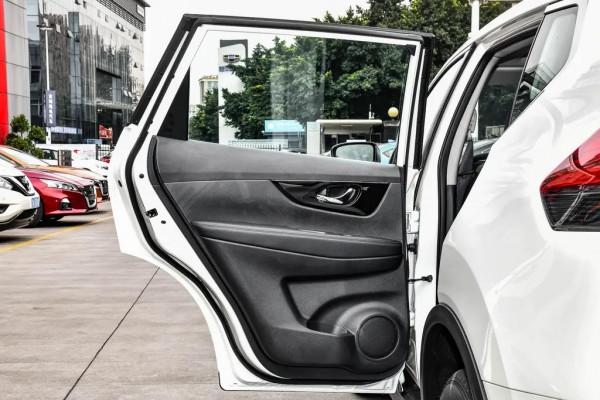 奇駿後排車窗只能收進去三分之二怎麼回事？