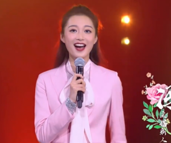 &OpenCurlyDoubleQuote;國民閨女&rdquo;馮琳，從領誦員到衛視春晚主持人，她的進步肉眼可見