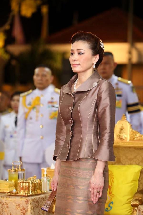 蘇提達王后優雅大方，愛用珍珠項鍊襯托氣質，分分鐘美過詩妮娜