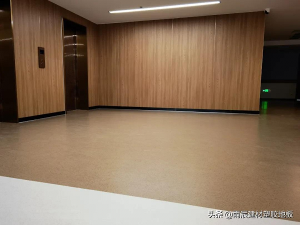 塑膠地板上牆,提升檔次感,空間溫馨自然 塑膠地板上牆,提升檔次感,空間溫馨自然