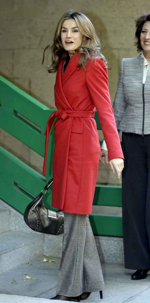 降溫怎麼穿搭?西班牙王后抗凍有一套,時尚並不意味著一定露腿 降溫怎麼穿搭?西班牙王后抗凍有一套,時尚並不意味著一定露腿