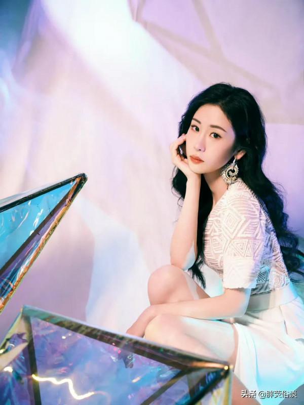 張碧晨一身現代裝很大氣，就是眼光不太好喜歡上了華晨宇