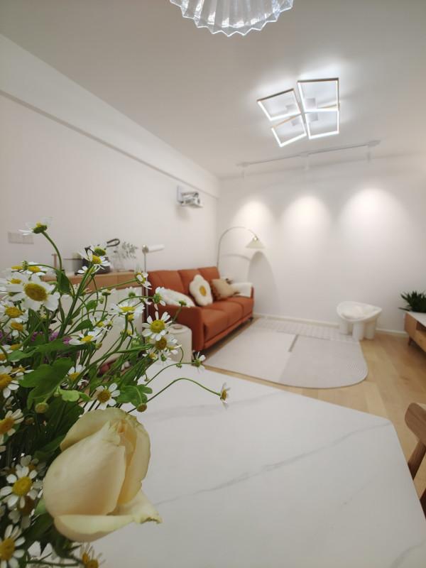 65㎡奶油色和原木色搭配，打造自然舒適的家