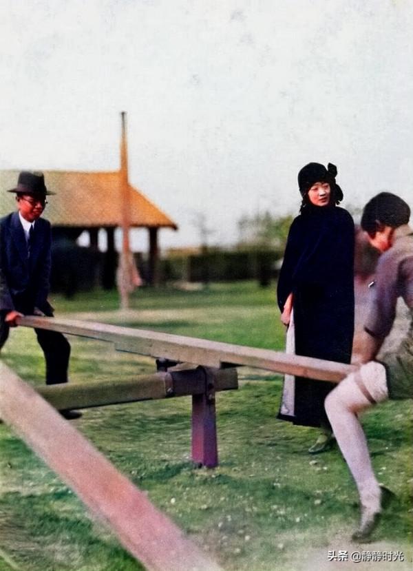 老照片：末代皇帝和時尚女子玩蹺蹺板，男子穿可加油的旱冰鞋