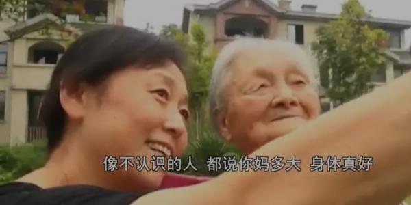 癱瘓保姆被僱主女兒接到家中照顧，親媽卻住進療養院