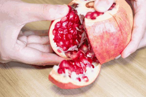 石榴上有小開關,勺子輕輕一敲,石榴籽自動脫落,一分鐘剝一大盤 石榴上有小開關,勺子輕輕一敲,石榴籽自動脫落,一分鐘剝一大盤