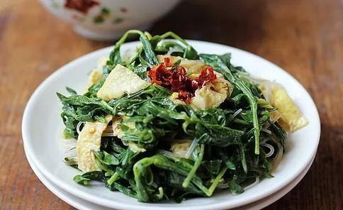 不管蒸啥野菜，切忌用麵粉和雞蛋，教你飯店做法，野菜翠綠有營養