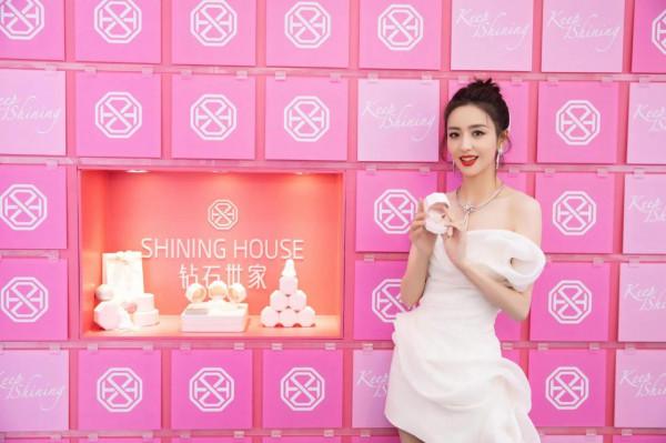 佟麗婭～白色連衣裙輕盈自若，至臻優雅