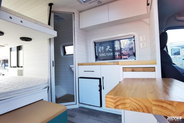 400Ah鋰電池配800W風感式太陽能!適合2人旅行的V90房車 400Ah鋰電池配800W風感式太陽能!適合2人旅行的V90房車