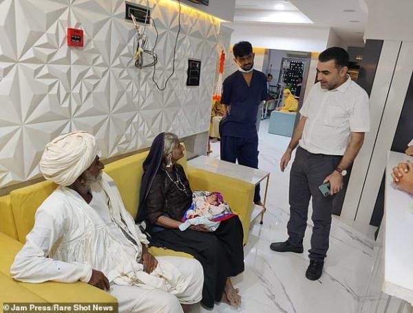 印度70歲老婦生下人生中第一個娃，75歲丈夫很自豪，怎麼做到的