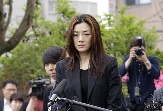 “惡人的產物”趙顯旼:辱罵、朝員工砸杯子,一杯水潑走2080億 “惡人的產物”趙顯旼:辱罵、朝員工砸杯子,一杯水潑走2080億