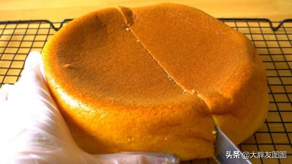 沒秤，沒打蛋器，沒烤箱，如何做出蓬鬆的無油蛋糕？