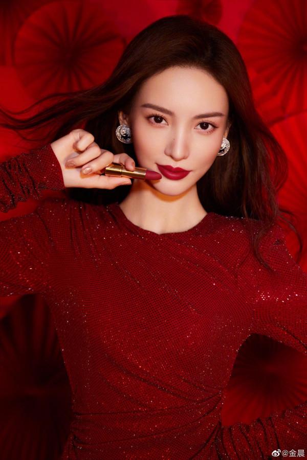 賀歲最終篇，五大明星紅裝賀歲，楊冪、熱巴、柳巖，誰顏值最高？