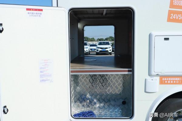 5.2T動力+24V電系統，配置超豪華，實拍國產五十鈴700P輕卡房車