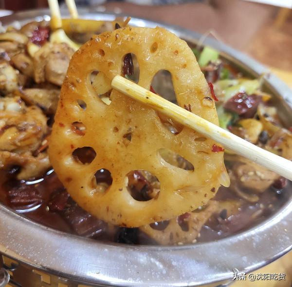 吹著空調吃鍋仔,肥腸燉雞,再配一碗冰粉,神仙享受 吹著空調吃鍋仔,肥腸燉雞,再配一碗冰粉,神仙享受