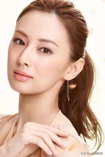 你適合“披頭髮”還是“扎頭髮”,取決於三個部位,髮際線很關鍵 你適合“披頭髮”還是“扎頭髮”,取決於三個部位,髮際線很關鍵