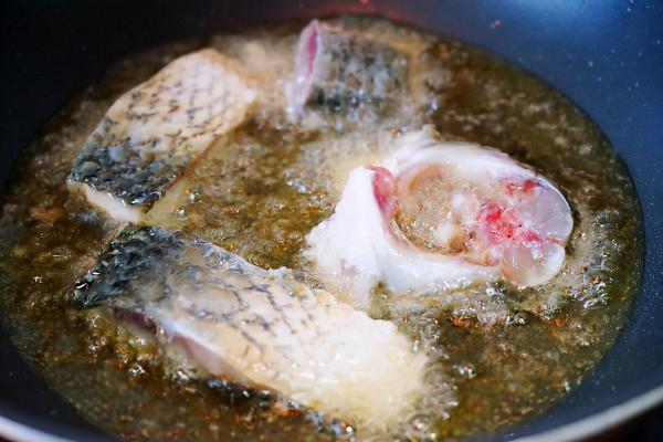 草魚的新吃法:把草魚做成蘇氏乾燒魚,骨頭都是酥的,不腥還入味 草魚的新吃法:把草魚做成蘇氏乾燒魚,骨頭都是酥的,不腥還入味