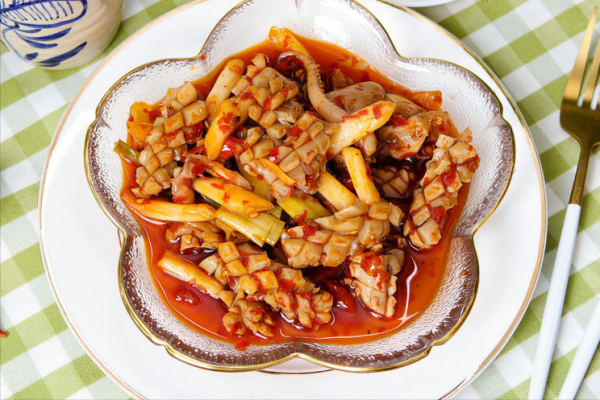 泡發乾魷魚，只用水泡可不行，加入2樣東西，泡得又大又新鮮